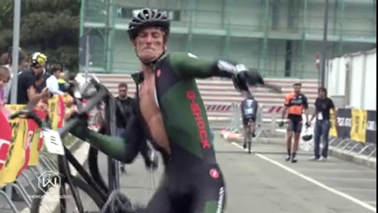 Un cycliste éclate son vélo après la ligne d'arrivée