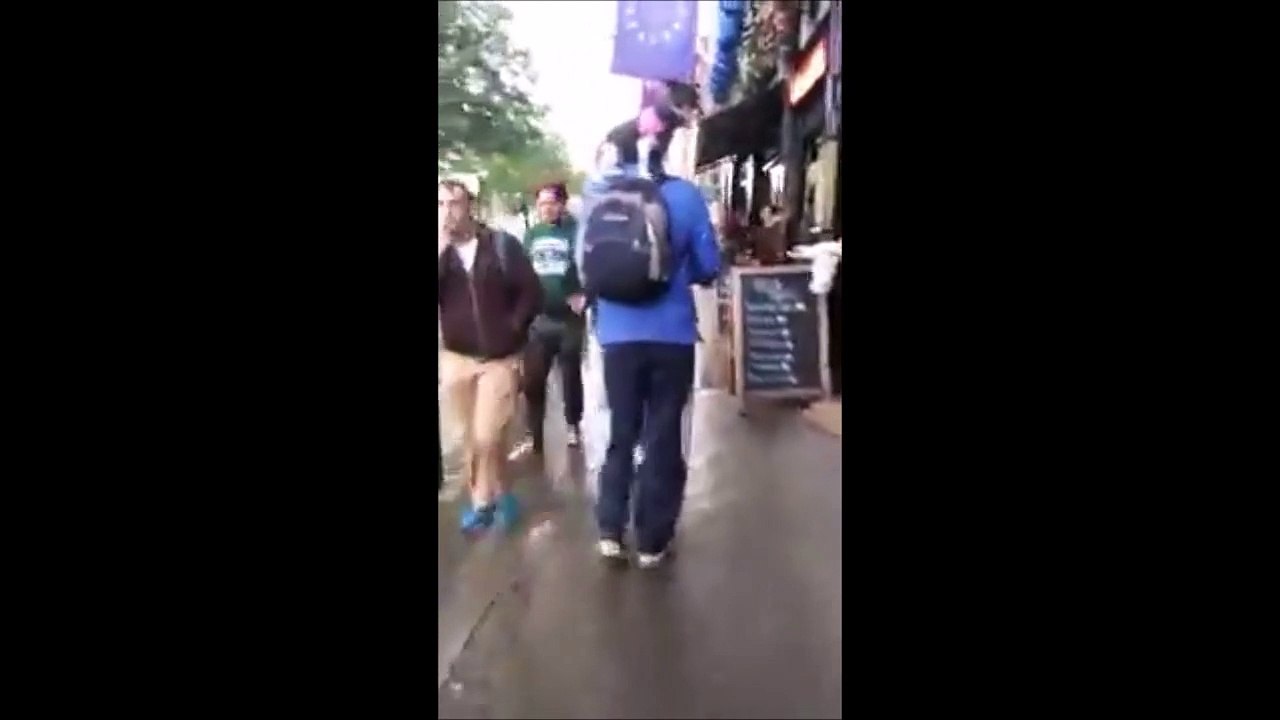 Quand ton chien squatte sur ton sac à dos