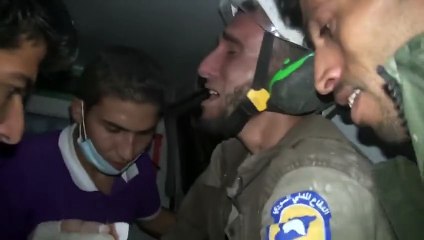 Un bénévole syrien ému aux larmes par le sauvetage d'un bébé