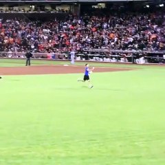 Un joueur de baseball attire un spectateur qui envahit le terrain pour le plaquer