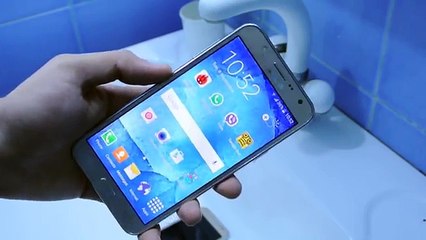 Samsung Galaxy J7 vs J5 - Water Test HD