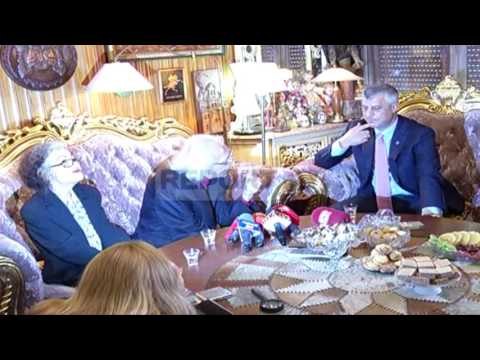 Report TV - Thaçi dekoron Dritëro Agollin: Besuat te Kosova e lirë kur të tjerët s'e bënë