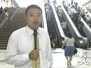 エスカレーターで女性が足の指切断