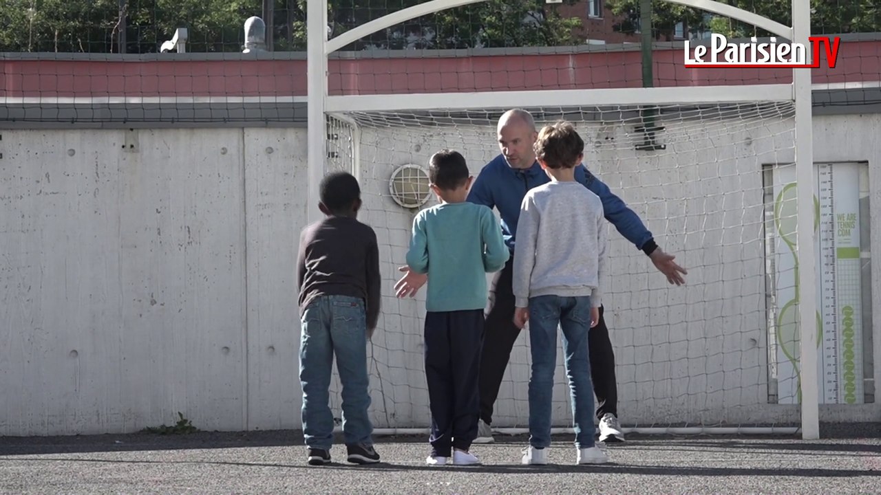 Le gardien Thierry Omeyer initie des enfants malades au handball