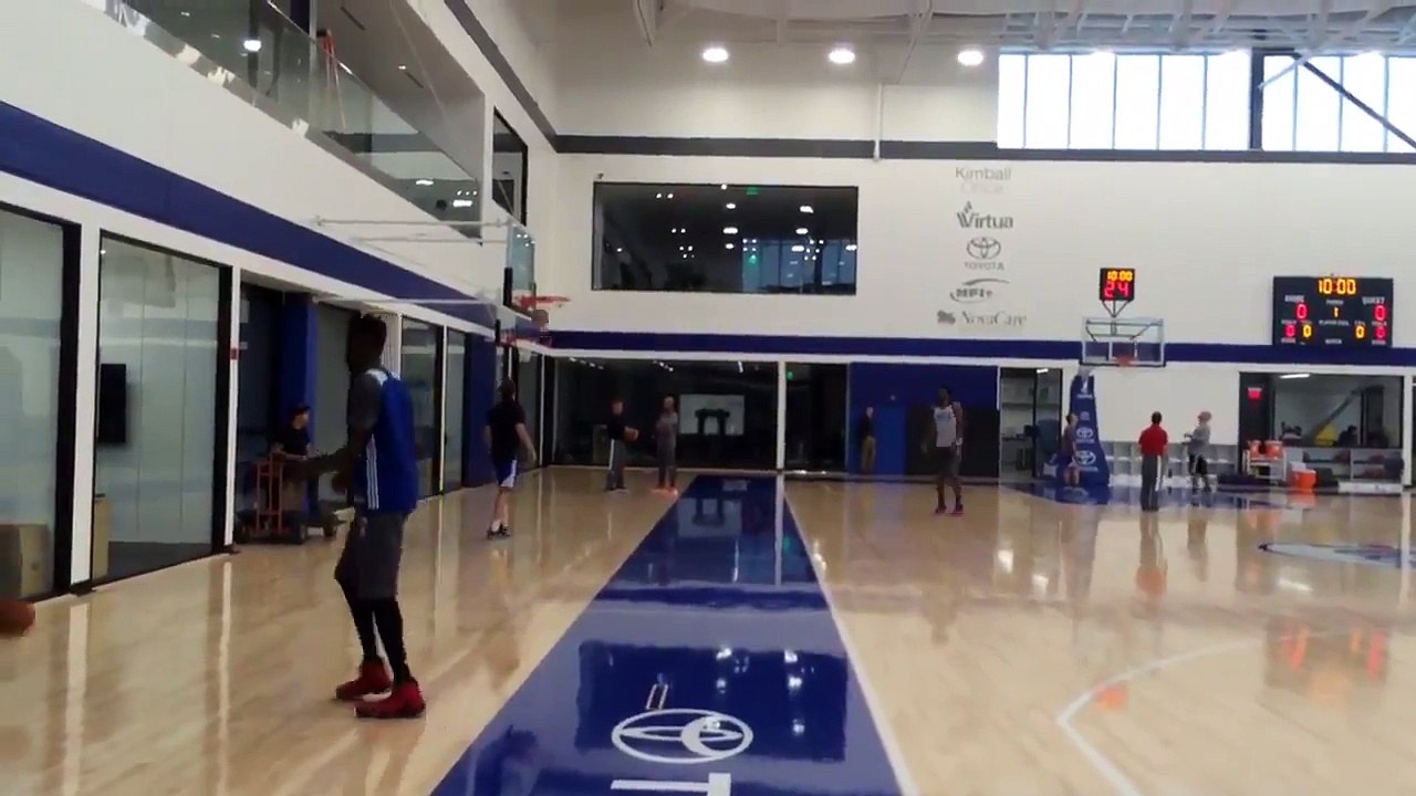 Joel Embiid enchaîne 10 tirs à trois points de suite