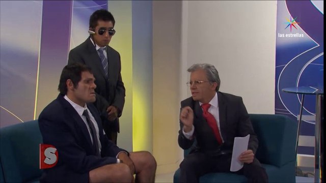 El Teacher Lopez Doriga (Axel Mares) entrevista a Temoc Blanco (Israel Jaitovich)