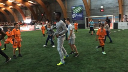 Black M chausse ses baskets pour la Wati Academy