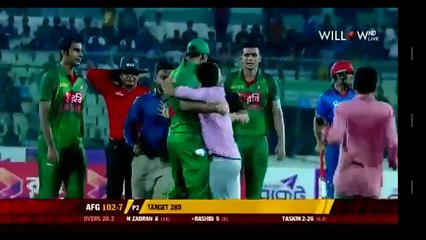 Masrafee crazy fan enter into field during running match.(720p)