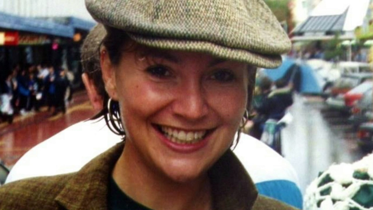 Mum dies from blood poisoning after scratching her hand