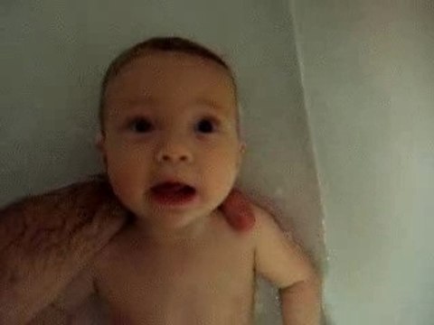 J'agite mes petites jambes dans mon bain : c'est rigolo !