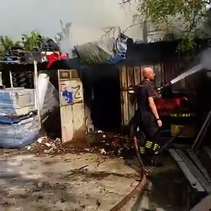 Frignano Incendio di vaste proporzioni in un deposito di Via Castellone