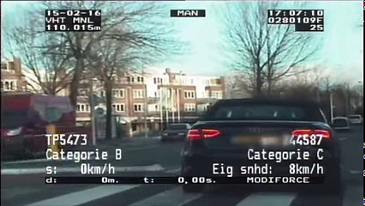 Wegmisbruikers (2016) - Vrouw ergert zich aan leswagen en scheurt door een woonwijk