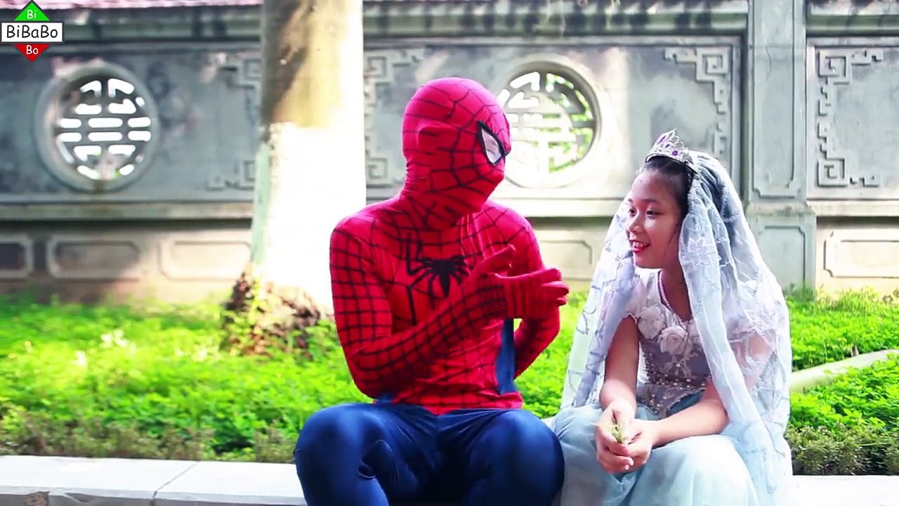 Frozen Elsa vs Spiderman