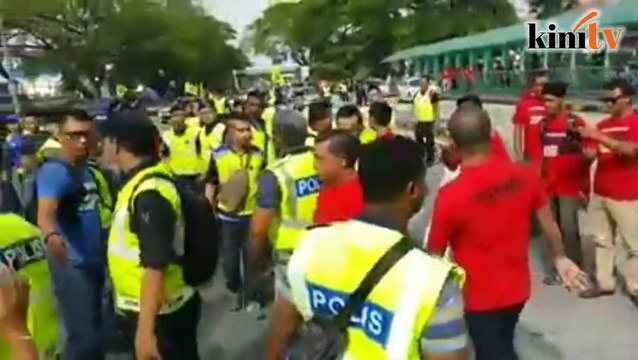 BERSIH Johor puji polis sekat baju merah