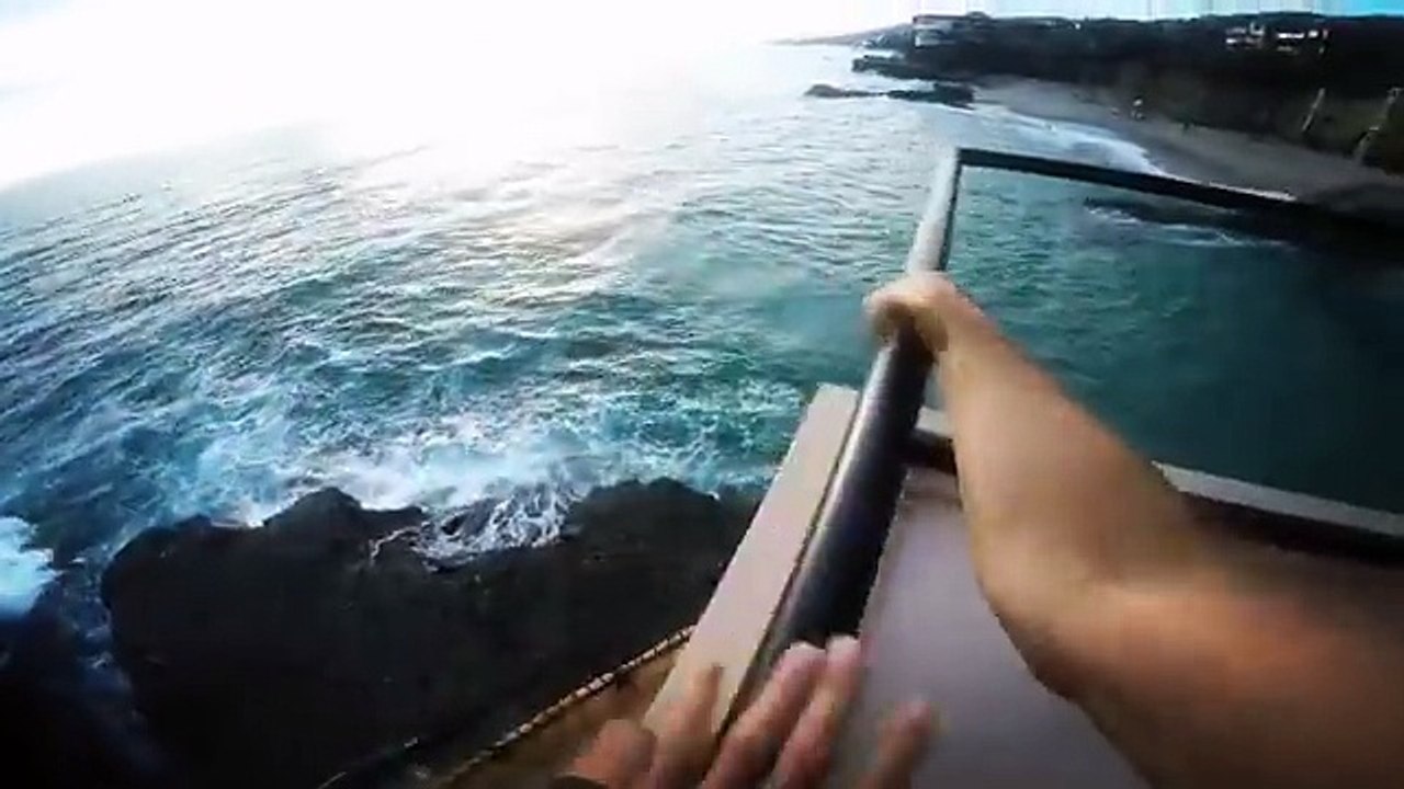 Il saute dans la mer à quelques centimètres des rochers !