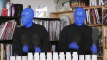 Le Blue Man Group joue un mini concert dans une librairie