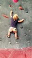 Ce bébé de 2 ans grimpe un mur d'escalade !