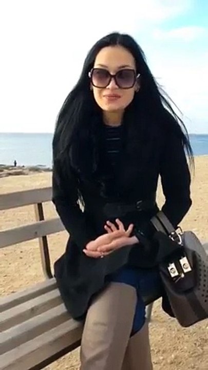 vean la reacción de esta chica al tratar de mostrar algo que la rodea