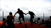 Malaisie: des adeptes du base jump sautent depuis la Tour KL