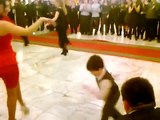Un petit garçon de 7 ans invite une femme à danser lors d'un mariage, il laisse tout le monde sans voix
