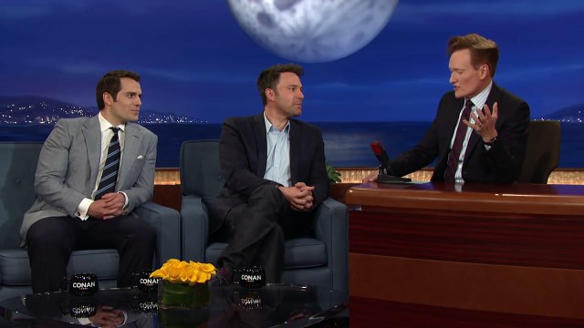 Ben Affleck et Henri Cavill racontent le jour où ils ont appris qu'ils seraient super héros (anglais non sous-titrés)