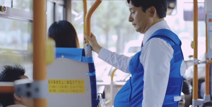 Japon : trois élus politiques dans la peau de femmes enceintes