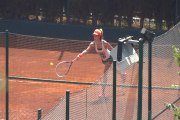 Skakira mantiene su figura jugando al tenis