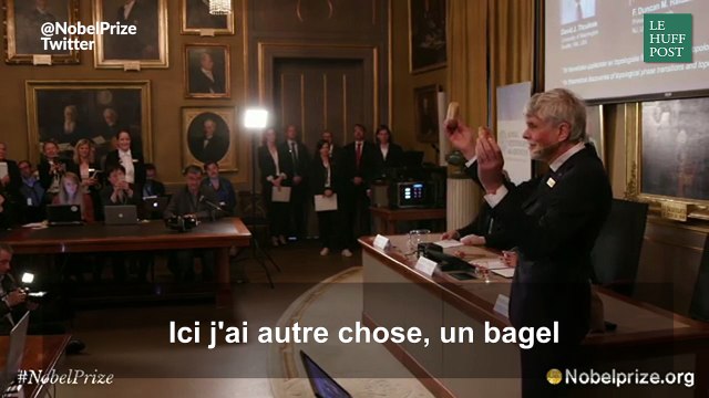 Ce membre du comité du Prix Nobel de physique explique une théorie avec son déjeuner