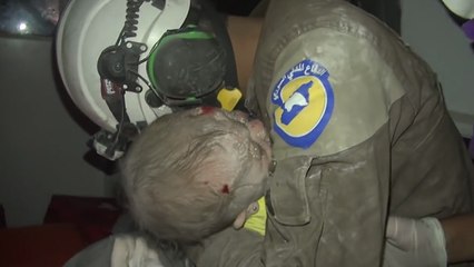 Un secouriste sauve un bébé