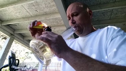 Il fume le piment le plus fort du monde