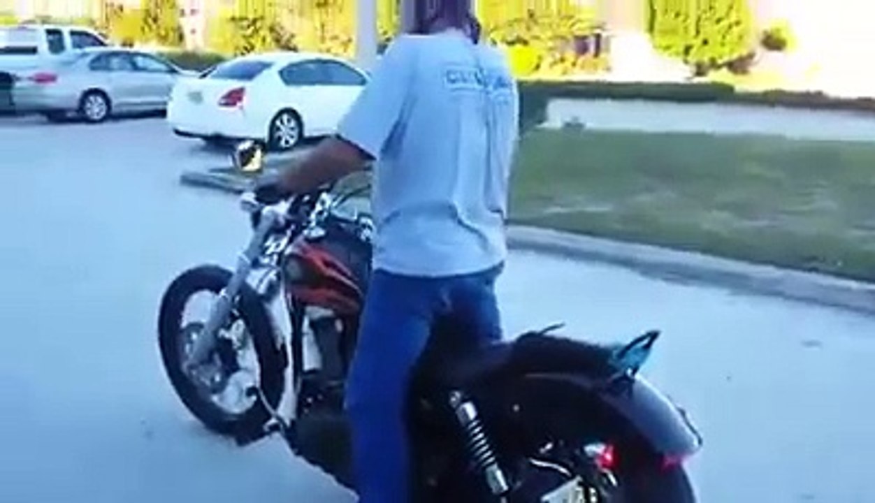 Il tente un Burn avec sa harley et s'éclate contre une autre moto... Fail ridicule