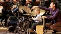 Personne ne s'attendait à une telle performance quand ce petit bout de chou de 3 ans s'installe devant la batterie