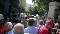 Idosos gregos tentam virar ônibus da polícia em protesto por cortes em aposentadoria