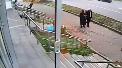 Un couple de vieux manque de se faire écraser par un chauffard