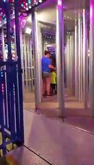 Ce gamin s'éclate dans ce labyrinthe en miroir... Et son père rigole