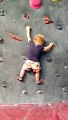 Ce bébé de 2 ans grimpe un mur d'escalade !