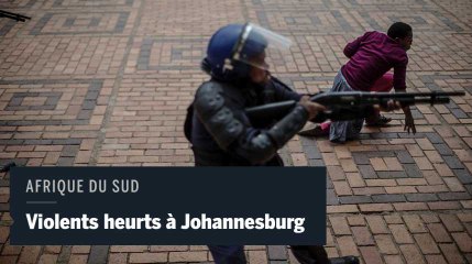 Tải video: Des heurts violents entre policiers et étudiants lors de manifestations à Johannesburg