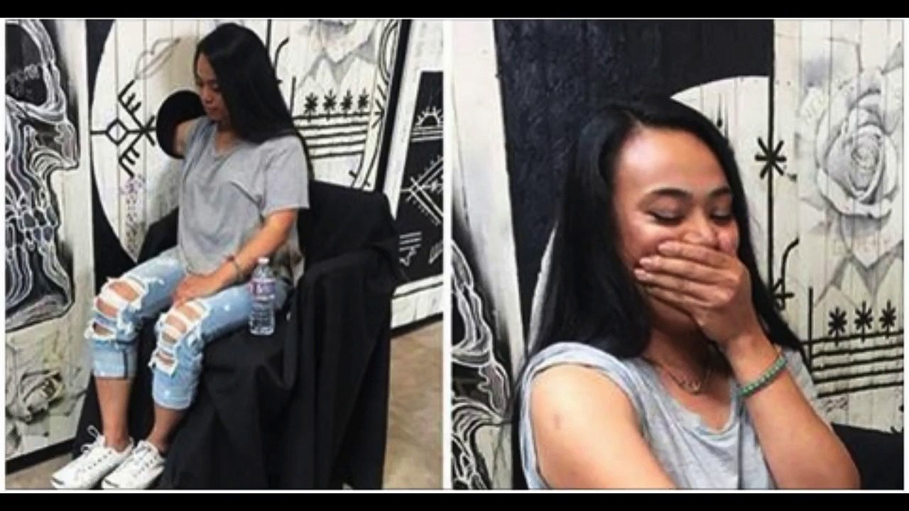 Scott Campbell : les volontaires passent leur bras à travers un trou dans un panneau, s’en suivent 90 minutes de tatouag