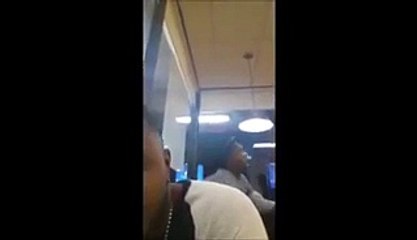 Un lâche frappe sa femme au restaurant ce qui déplait fortement a un client costaud qui le calme très vite !