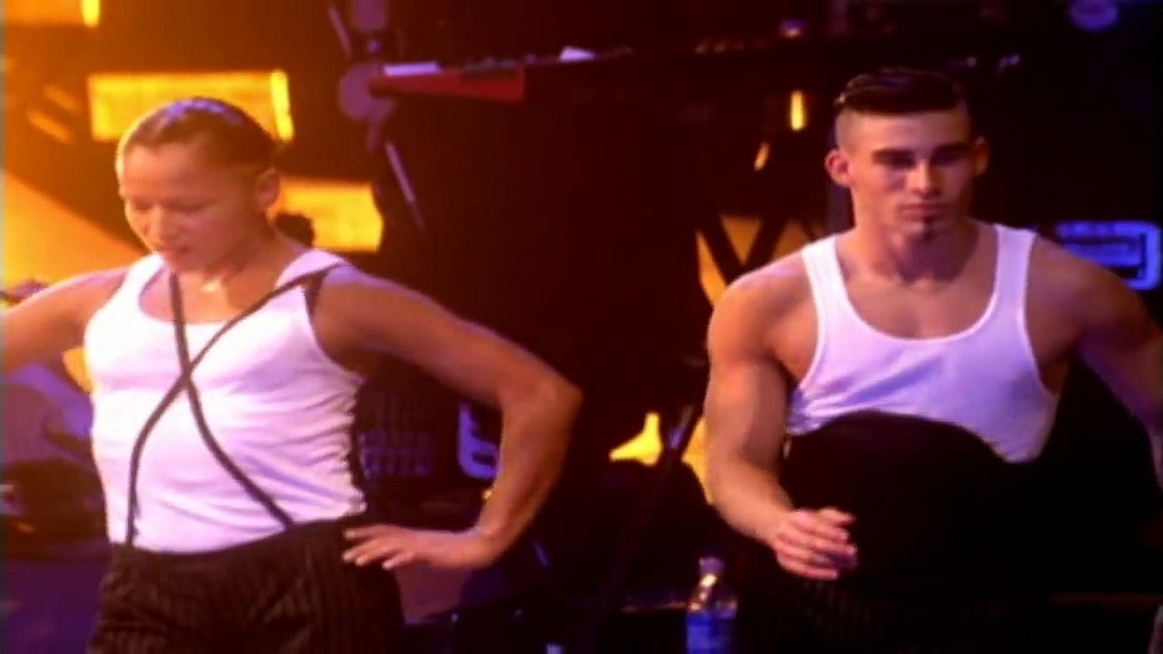 19 MADONNA La Isla Bonita (Drowned World Tour) 2001