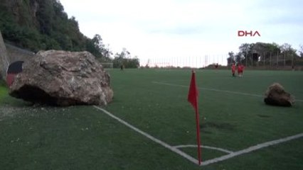 Trabzon'da Amatör Maç Öncesi Sahaya Kaya Düştü