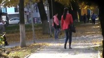 Девушка идёт по дороге в красной куртке