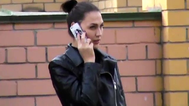 Девушка на улице с телефоном