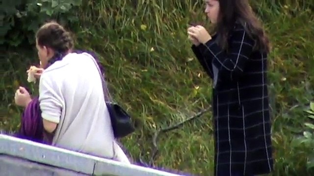 Девушки на природе отдыхают и кушают еду