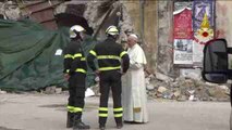 El papa visita la zona devastada por el terremoto de Italia
