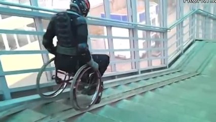 Каскадёр решил протестировать пандусы для инвалидов в большом городе