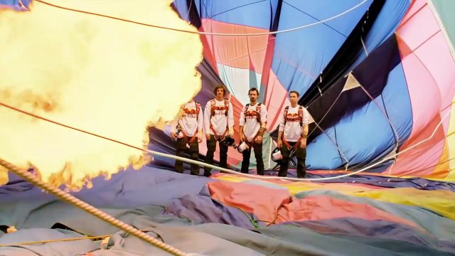 Quatre parachutistes font de la balançoire géante entre deux montgolfières à 1800 mètres d'altitude.