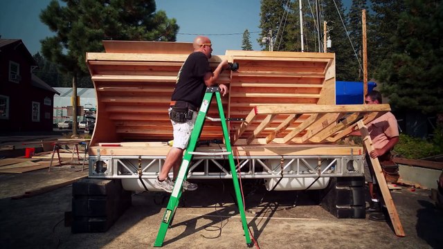 Construction d'une rampe de Skateboard flottant sur un lac !!