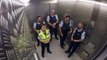 Des policiers font de la musique dans un ascenseur en Nouvelle Zélande