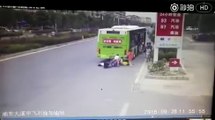 A 4 sur un scooter ils s'éclatent sur un bus.... FAIL douloureux!